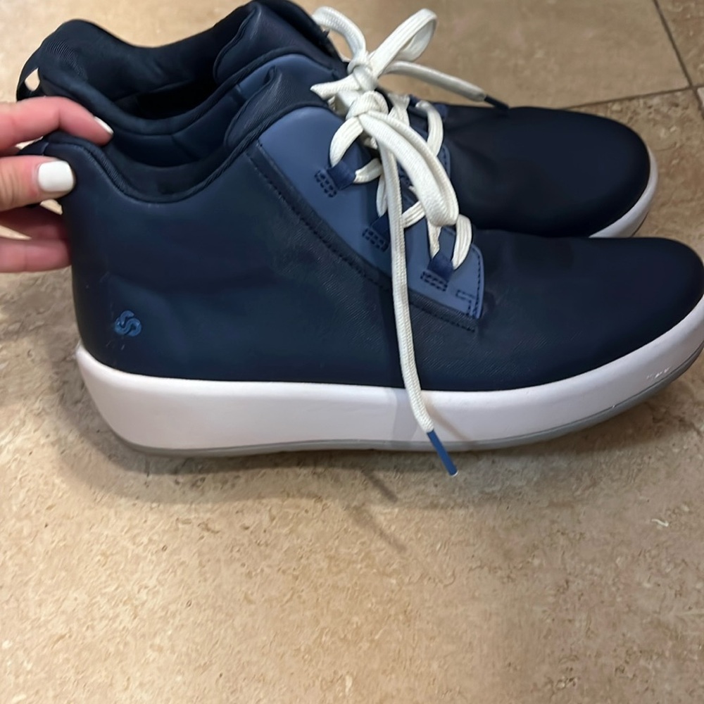 Like new Clark sneakers